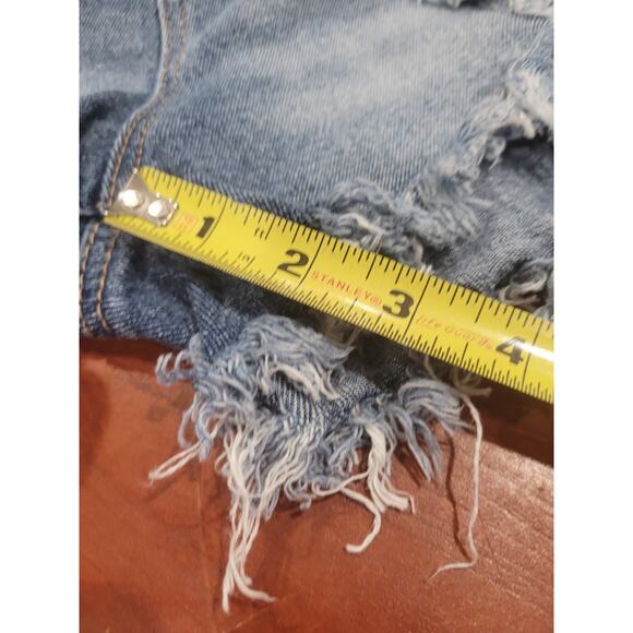 Woman’s Size 3 Almost Famous Cut Off Shorts Well loved - Picture 12 of 12